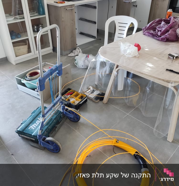 כבלים צהובים, עגלת כלים, קופסת כלים פתוחה